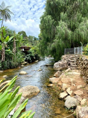 Bangalo a beira do rio em plena natureza